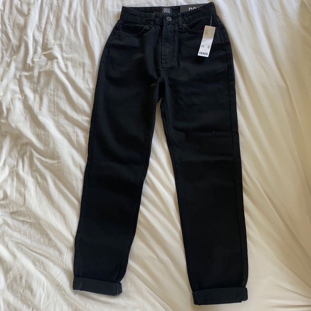 BDG MOM HIGH-RISE BLACK JEANS FROM URBAN
